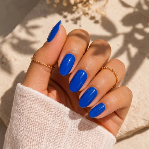 Inspiration pose simple bleu roi sur ongles amande